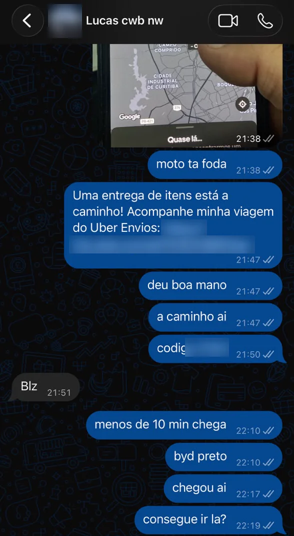 Entrega acompanhada pelo Uber Envios até a porta do cliente: “menos de 10 min chega”, “chegou aí” (link e código borrados)