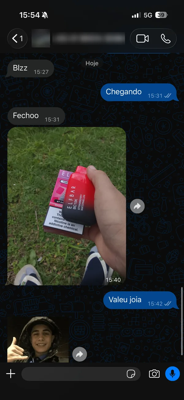 Cliente recebe o Elf Bar BC15K Strawberry Watermelon, manda foto do pod com a caixa e uma selfie fazendo joinha (telefone borrado)