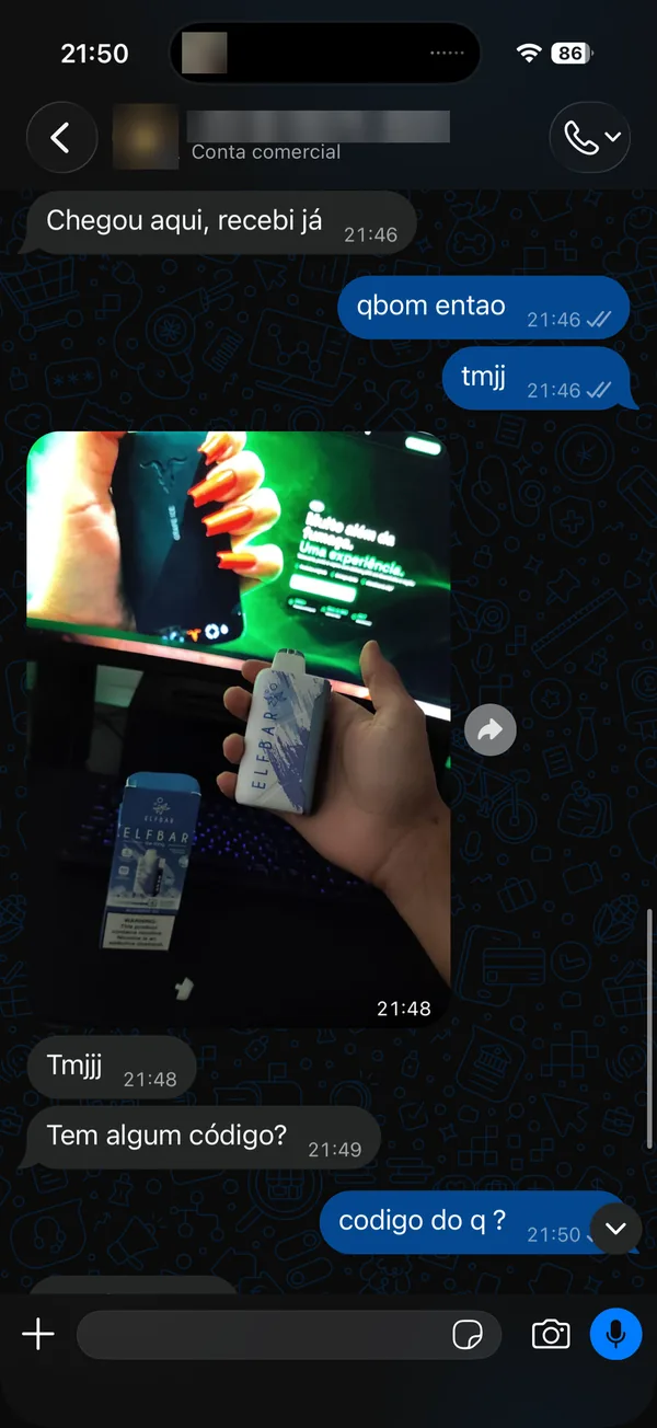 Cliente avisa “Chegou aqui, recebi já” e manda foto segurando o Elf Bar Ice King com a caixa do lado (telefone borrado)