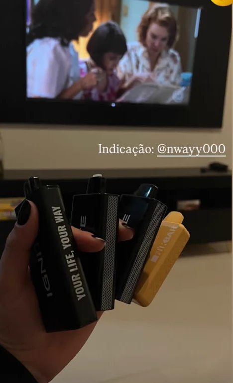 Cliente com pods Ignite na mão, indicando a NWAY